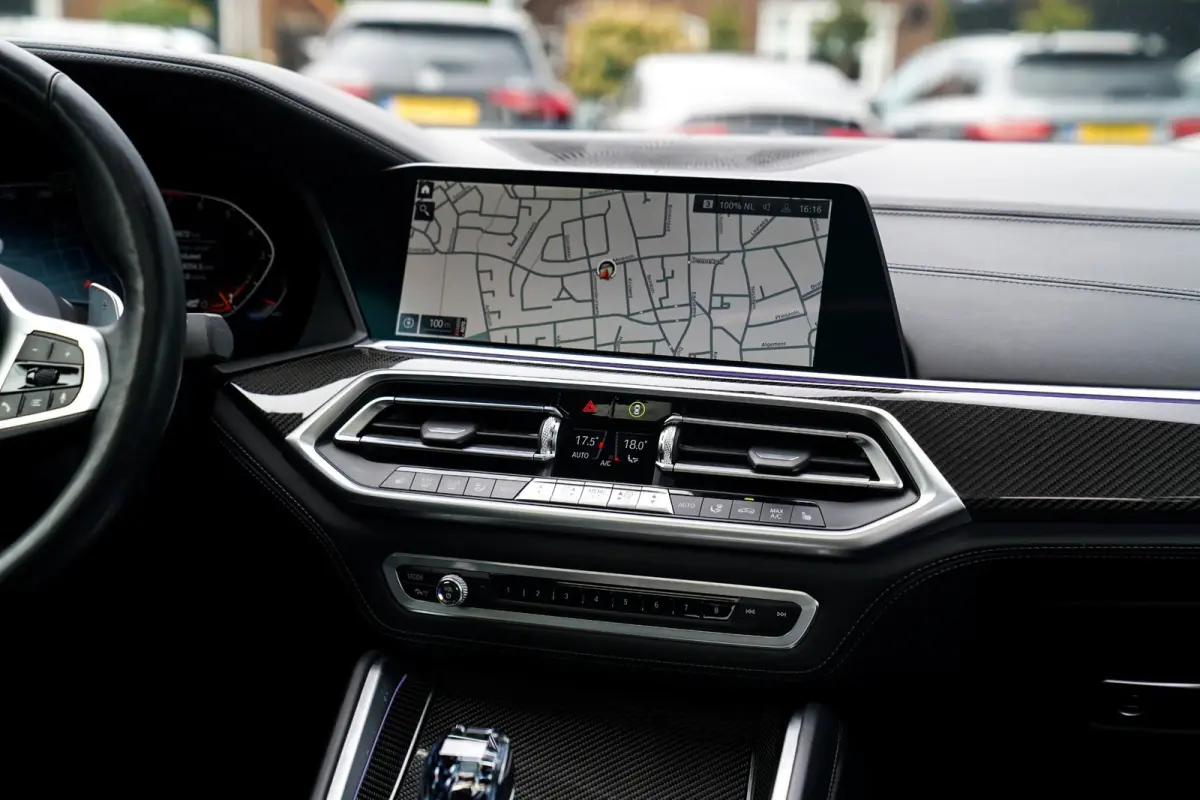 XDrive40i High Executive | Panorama | 360cam | Carbon | Adaptieve cruise control | Kristallen pook | 22 inch | Dealer onder