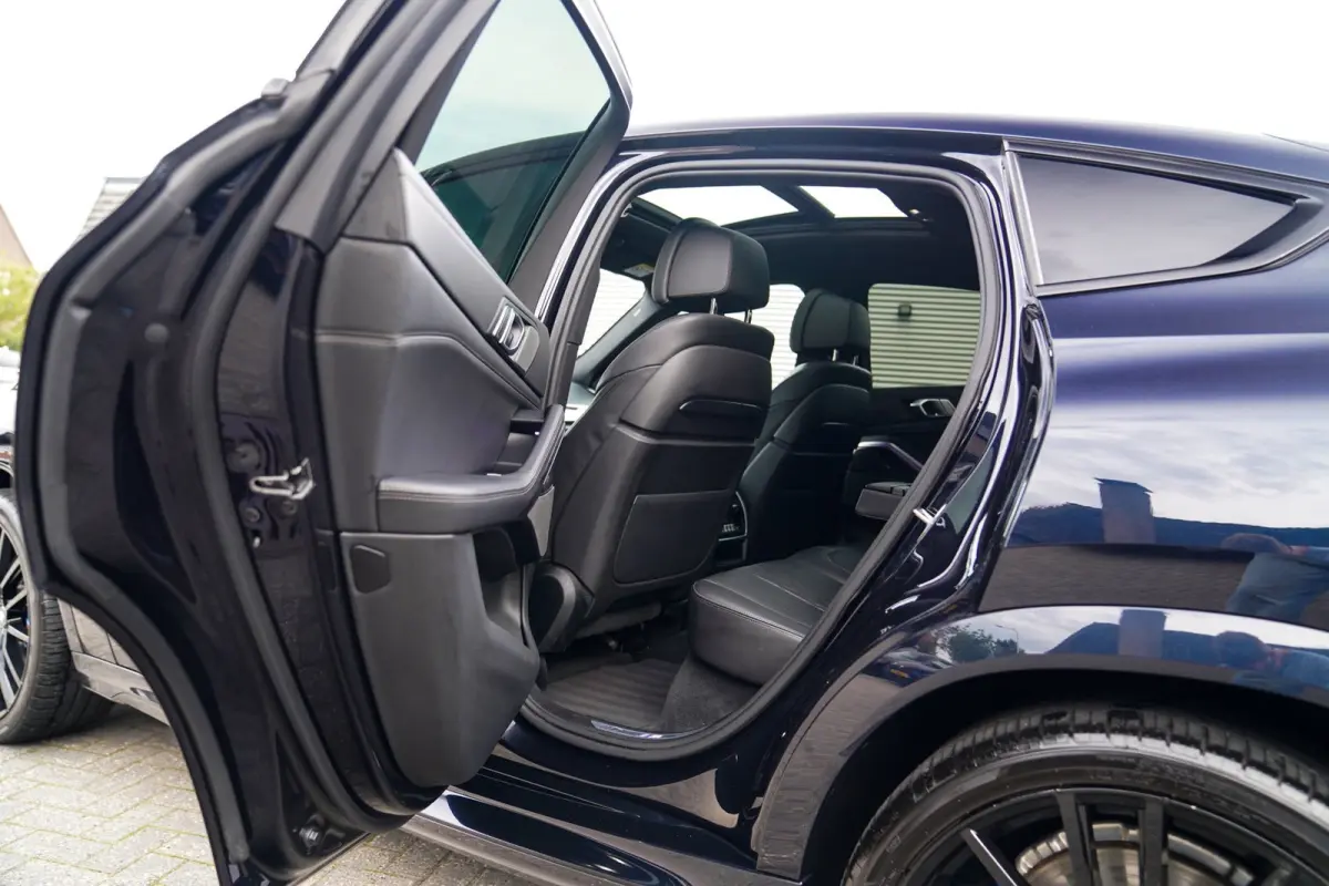 XDrive40i High Executive | Panorama | 360cam | Carbon | Adaptieve cruise control | Kristallen pook | 22 inch | Dealer onder