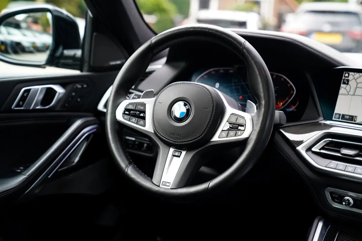 XDrive40i High Executive | Panorama | 360cam | Carbon | Adaptieve cruise control | Kristallen pook | 22 inch | Dealer onder