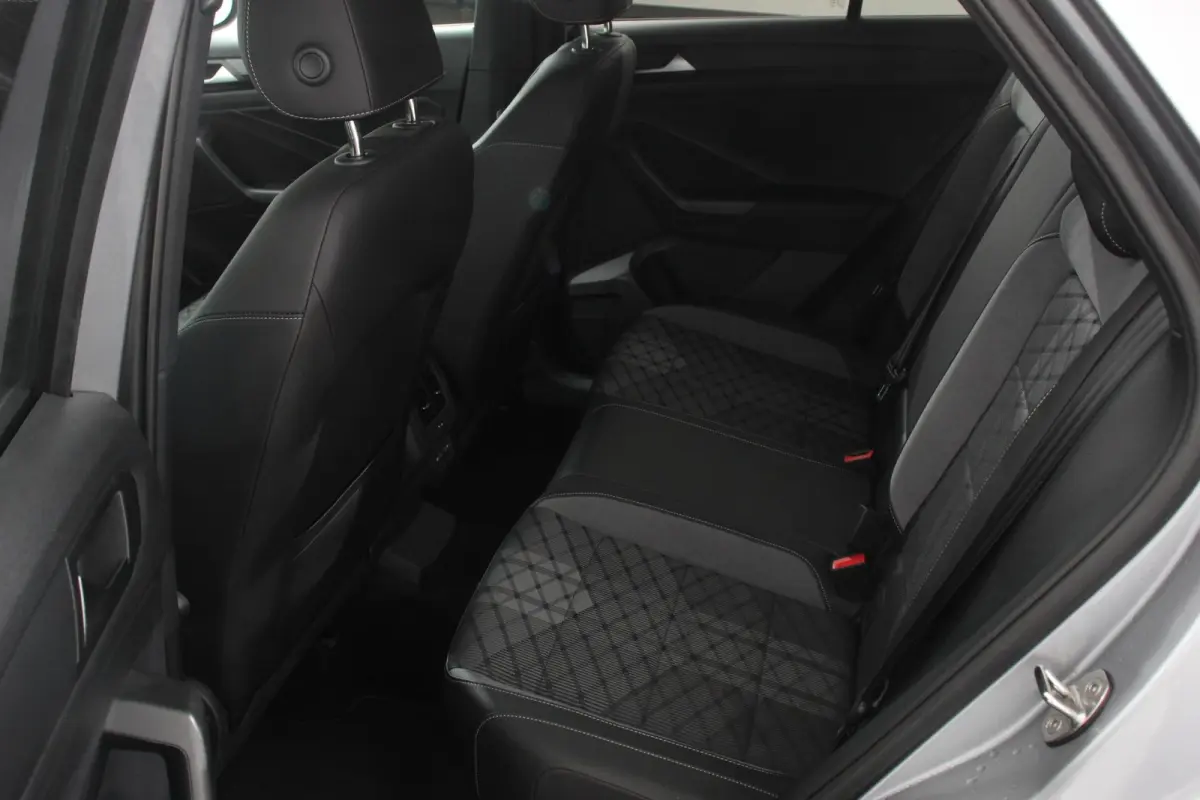 1.5 TSI 150pk DSG R-Line Navigatie Apple Carplay/Android Auto Parkeersensoren Camera Blind Spot Assist Adaptieve Cruise Control Elektrische achterklep Stoel- en stuurverwarming Climate Contr
