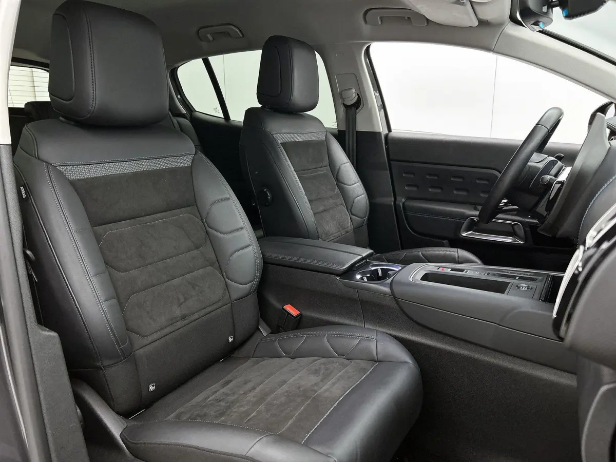 1.6 225pk Plug-in Hybrid Business Plus Automaat | Navigatie | Climate Control | Adaptieve Cruise Control | Camera Voor + Achter | Elektrische Klep | 18"LMV |