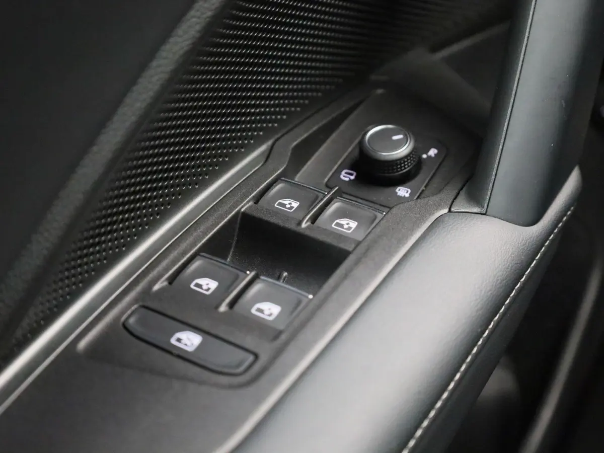 1.5 eHybrid R-Line 272 PK | Panoramadak | Blackline | Navigatie | Leder | Memory | Head Up | Harman Kardon | stuur en stoelverwarming | 360 Camera | Achterklep Elektrisch | Side Assist | Hig