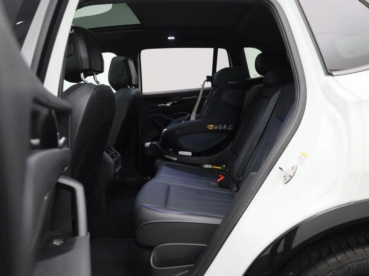 1.5 eHybrid R-Line 272 PK | Panoramadak | Blackline | Navigatie | Leder | Memory | Head Up | Harman Kardon | stuur en stoelverwarming | 360 Camera | Achterklep Elektrisch | Side Assist | Hig