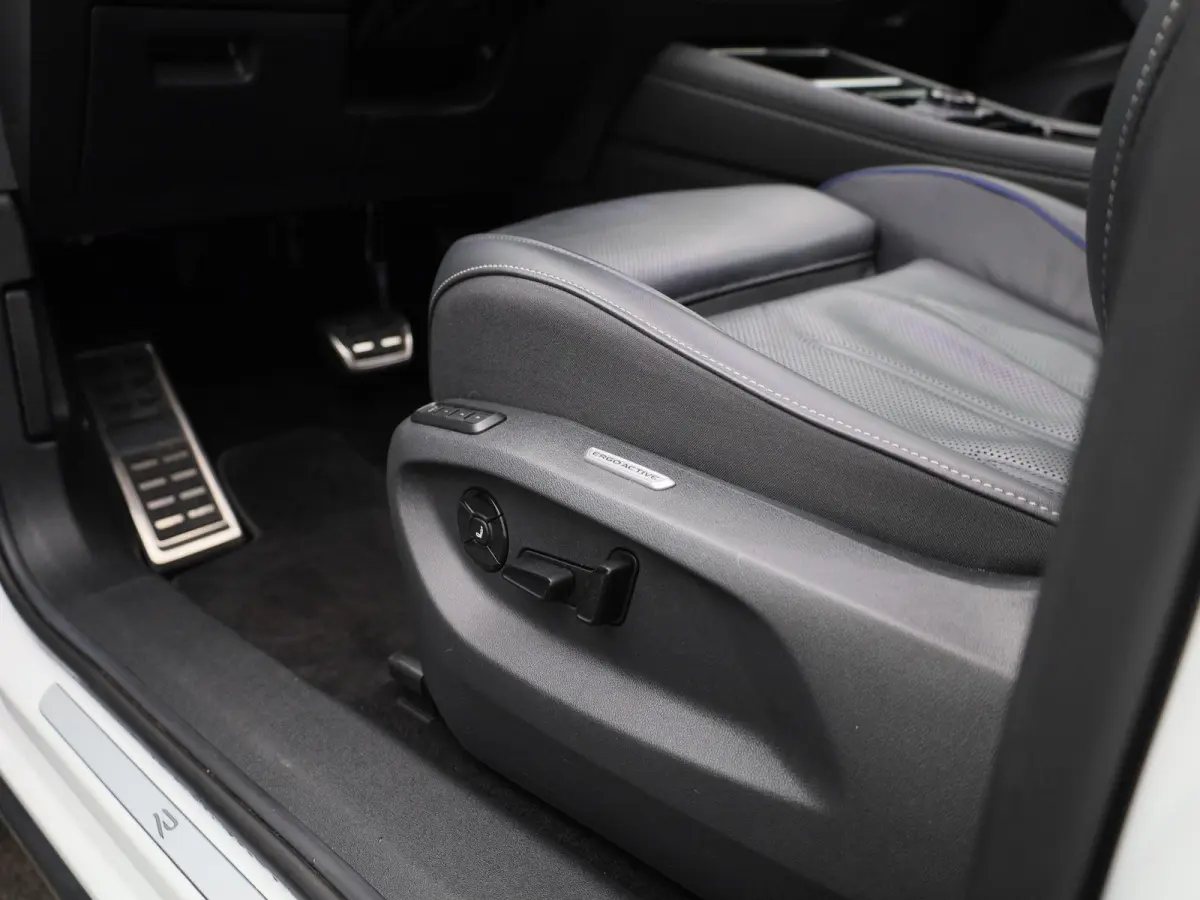 1.5 eHybrid R-Line 272 PK | Panoramadak | Blackline | Navigatie | Leder | Memory | Head Up | Harman Kardon | stuur en stoelverwarming | 360 Camera | Achterklep Elektrisch | Side Assist | Hig