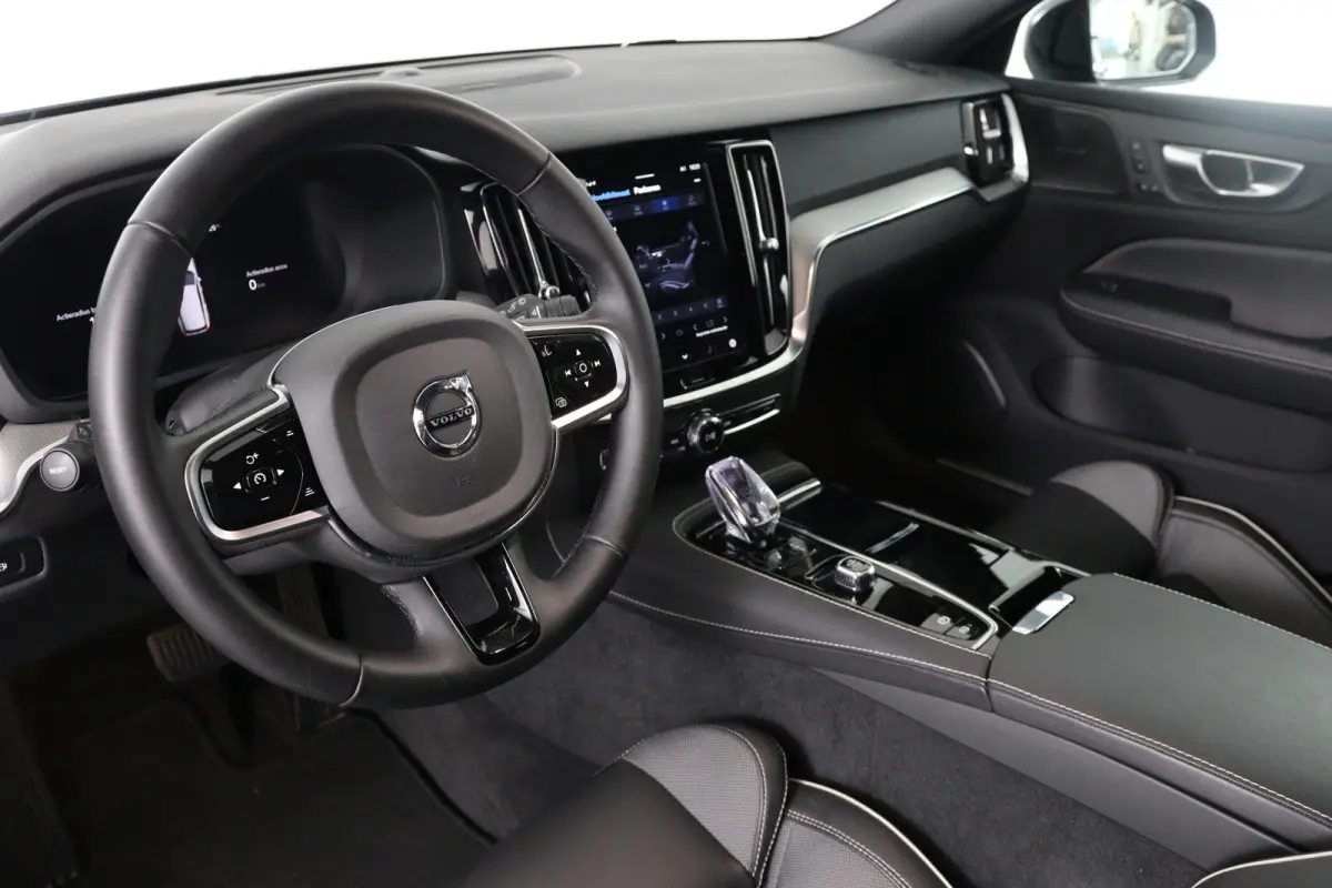 2.0 T6 Plug-in hybrid AWD Plus Dark | Trekhaak Elektr | SOH 99% | Voorstoelen elektr. | Harman en Kardon | Leder | Camera | Adaptive Cruise | Stoel-/Stuurverwarming | Elektr Achterklep