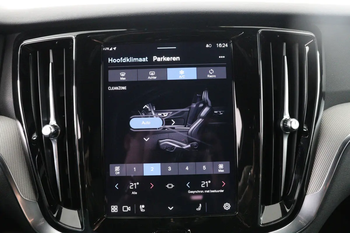 2.0 T6 Plug-in hybrid AWD Plus Dark | Trekhaak Elektr | SOH 99% | Voorstoelen elektr. | Harman en Kardon | Leder | Camera | Adaptive Cruise | Stoel-/Stuurverwarming | Elektr Achterklep