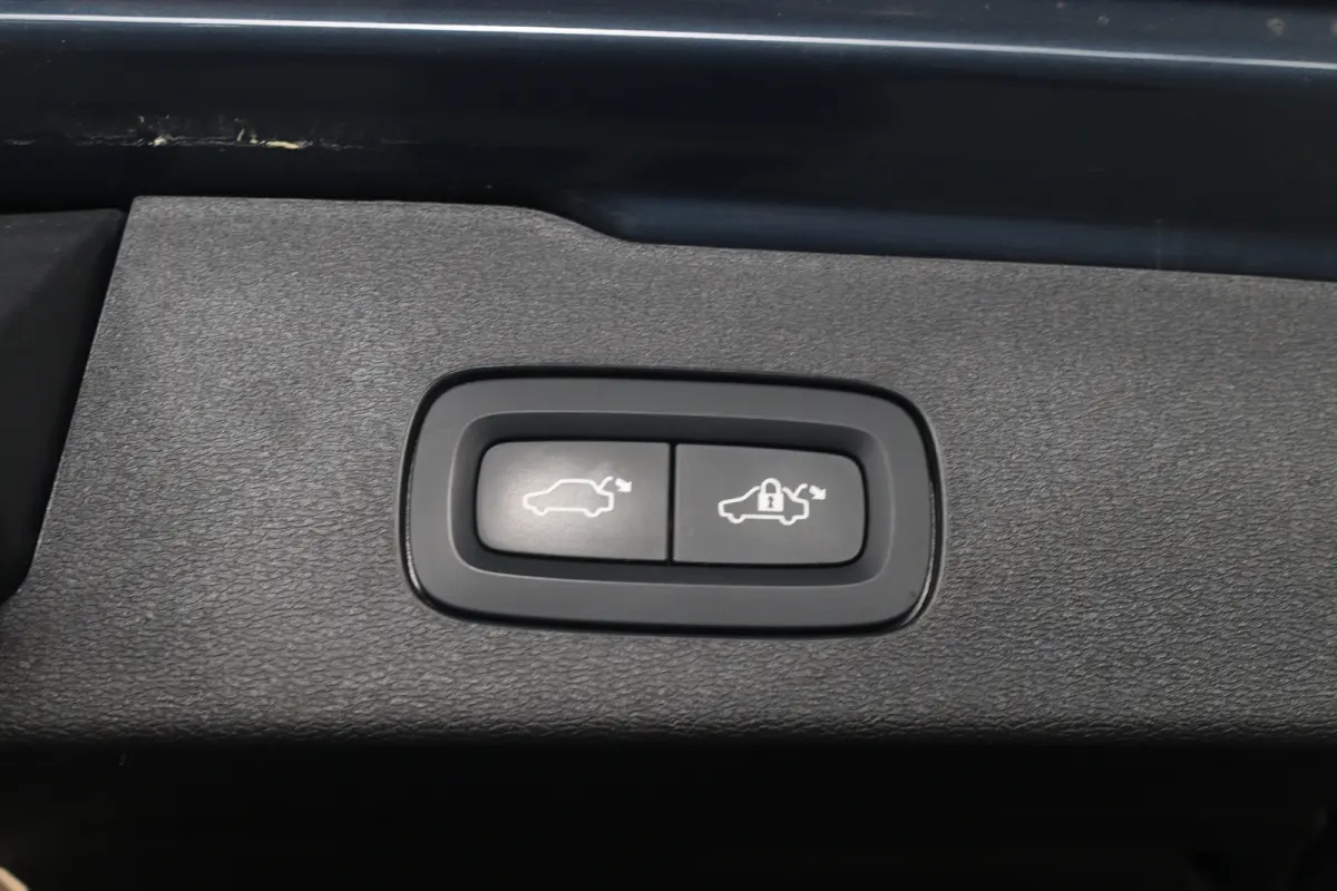 2.0 T6 Plug-in hybrid AWD Plus Dark | Trekhaak Elektr | SOH 99% | Voorstoelen elektr. | Harman en Kardon | Leder | Camera | Adaptive Cruise | Stoel-/Stuurverwarming | Elektr Achterklep