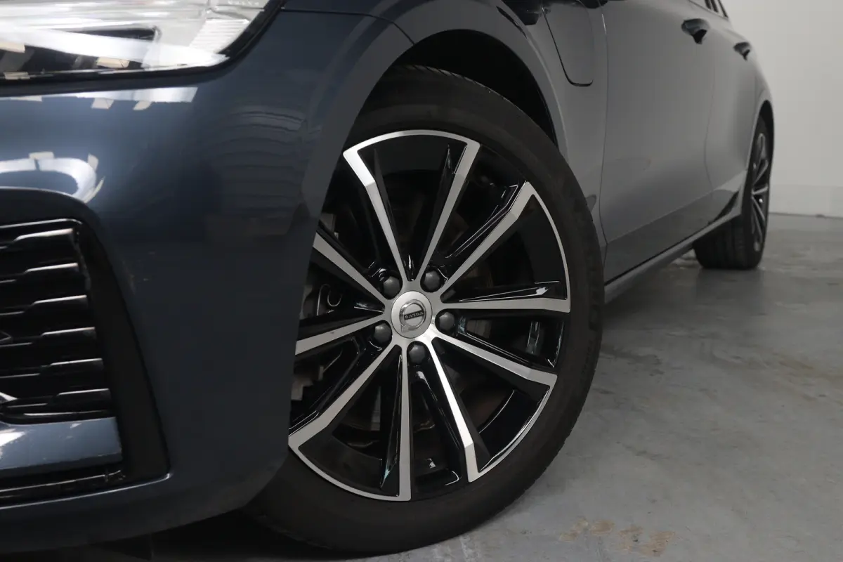 2.0 T6 Plug-in hybrid AWD Plus Dark | Trekhaak Elektr | SOH 99% | Voorstoelen elektr. | Harman en Kardon | Leder | Camera | Adaptive Cruise | Stoel-/Stuurverwarming | Elektr Achterklep