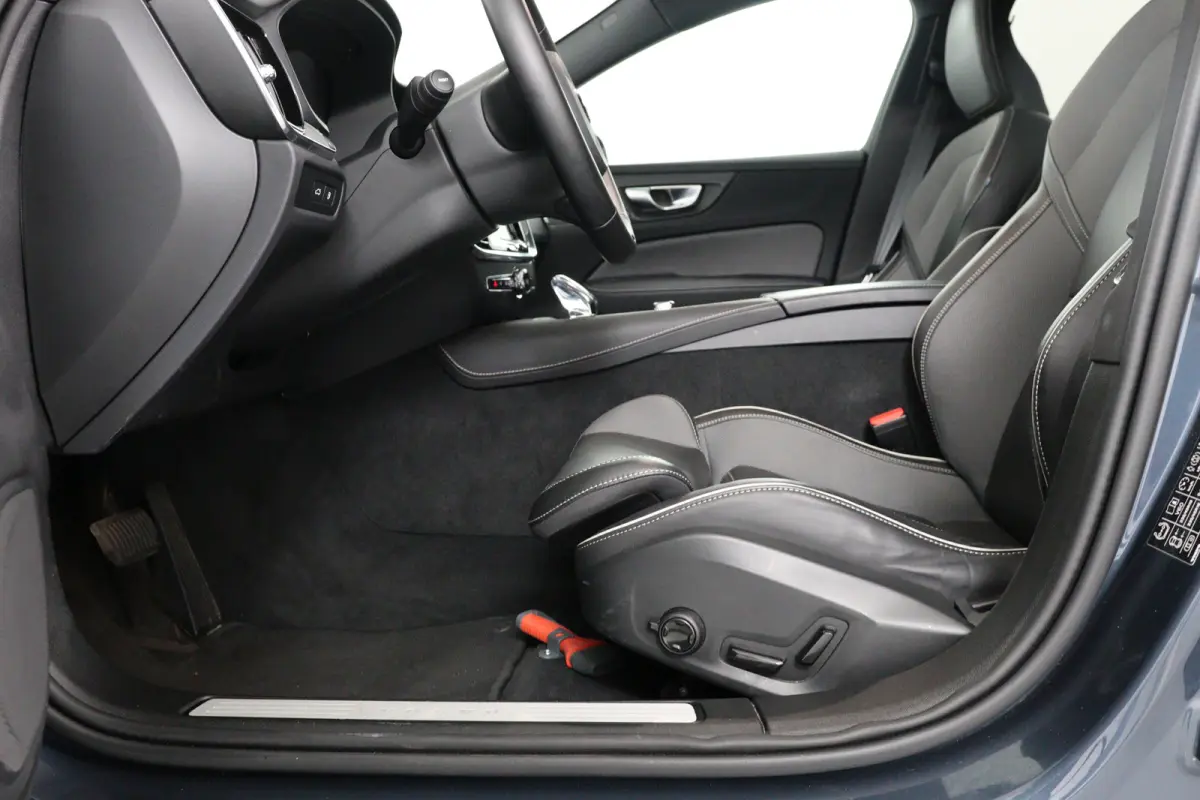 2.0 T6 Plug-in hybrid AWD Plus Dark | Trekhaak Elektr | SOH 99% | Voorstoelen elektr. | Harman en Kardon | Leder | Camera | Adaptive Cruise | Stoel-/Stuurverwarming | Elektr Achterklep