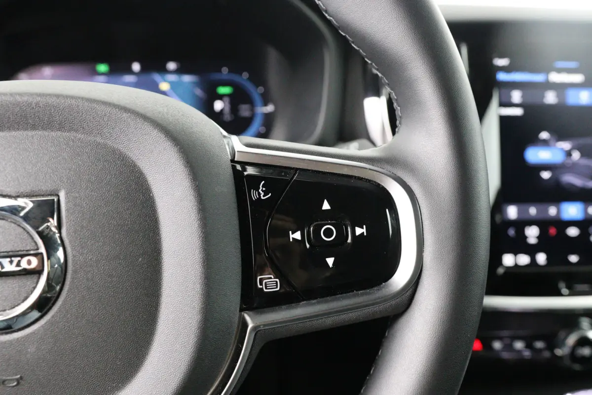 2.0 T6 Plug-in hybrid AWD Plus Dark | Trekhaak Elektr | SOH 99% | Voorstoelen elektr. | Harman en Kardon | Leder | Camera | Adaptive Cruise | Stoel-/Stuurverwarming | Elektr Achterklep