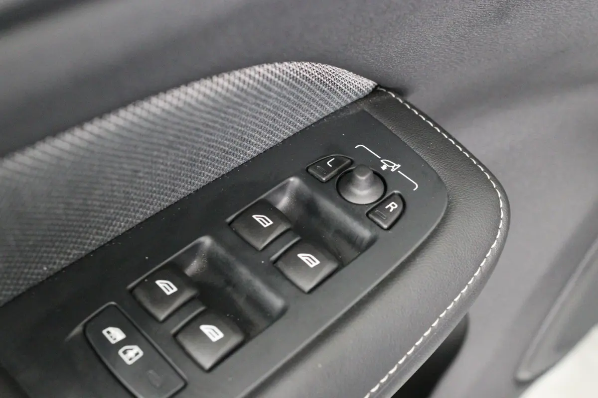 2.0 T6 Plug-in hybrid AWD Plus Dark | Trekhaak Elektr | SOH 99% | Voorstoelen elektr. | Harman en Kardon | Leder | Camera | Adaptive Cruise | Stoel-/Stuurverwarming | Elektr Achterklep
