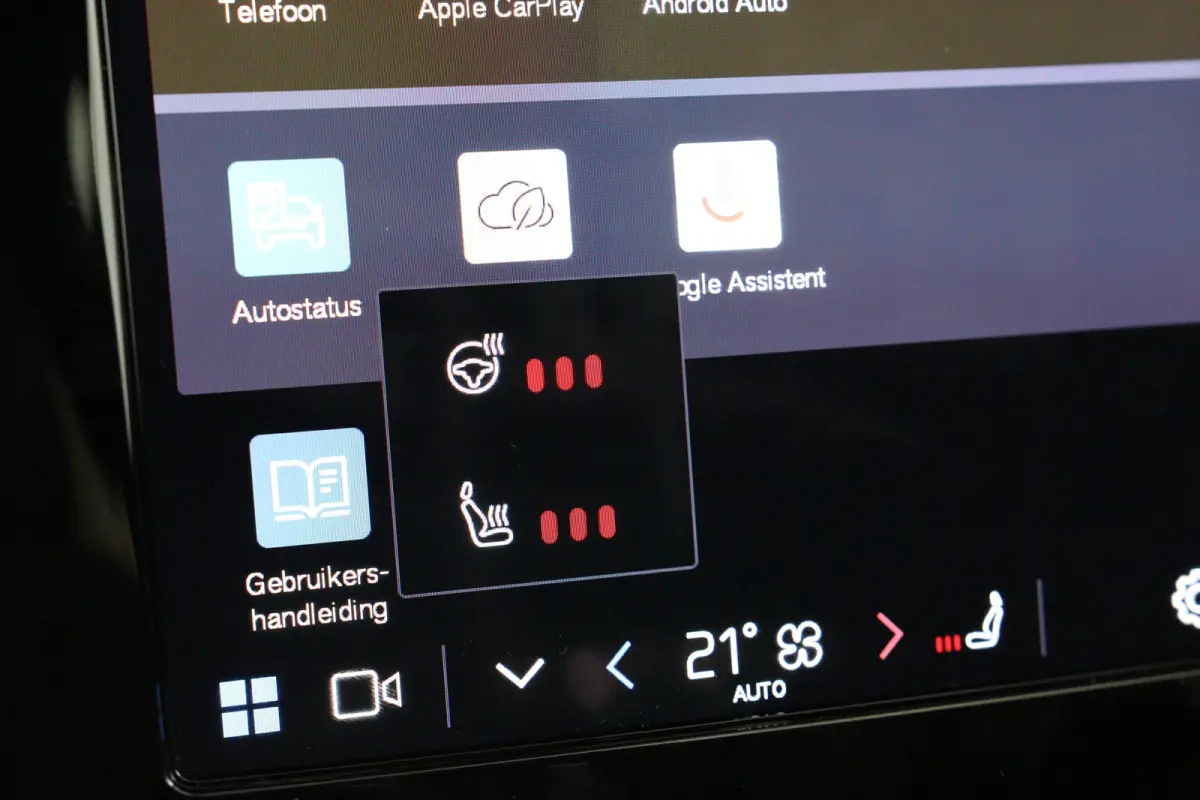 2.0 T6 Plug-in hybrid AWD Plus Dark | Trekhaak Elektr | SOH 99% | Voorstoelen elektr. | Harman en Kardon | Leder | Camera | Adaptive Cruise | Stoel-/Stuurverwarming | Elektr Achterklep
