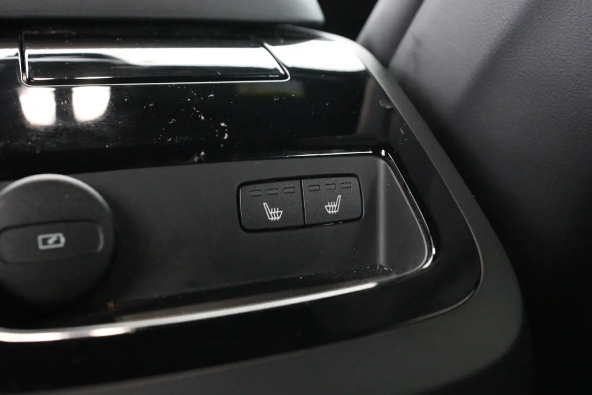 2.0 T6 Plug-in hybrid AWD Plus Dark | Trekhaak Elektr | SOH 99% | Voorstoelen elektr. | Harman en Kardon | Leder | Camera | Adaptive Cruise | Stoel-/Stuurverwarming | Elektr Achterklep