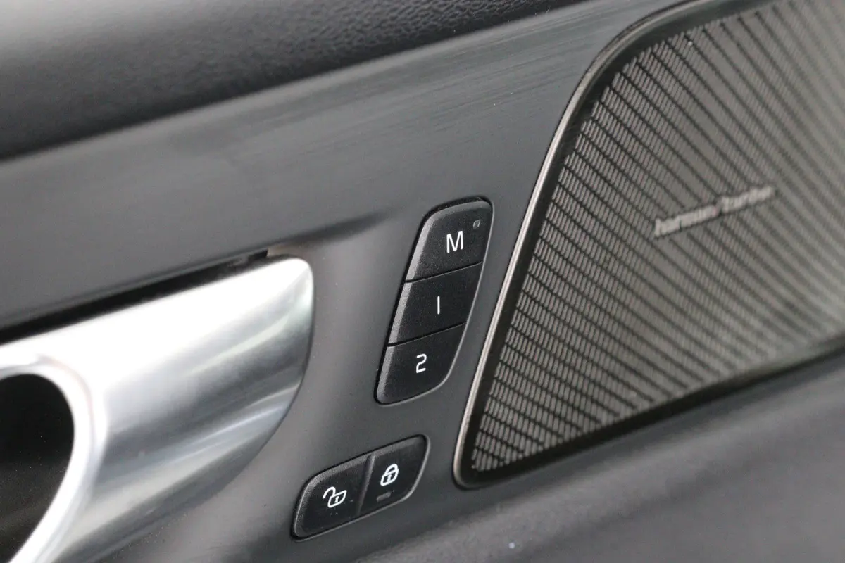 2.0 T6 Plug-in hybrid AWD Plus Dark | Trekhaak Elektr | SOH 99% | Voorstoelen elektr. | Harman en Kardon | Leder | Camera | Adaptive Cruise | Stoel-/Stuurverwarming | Elektr Achterklep