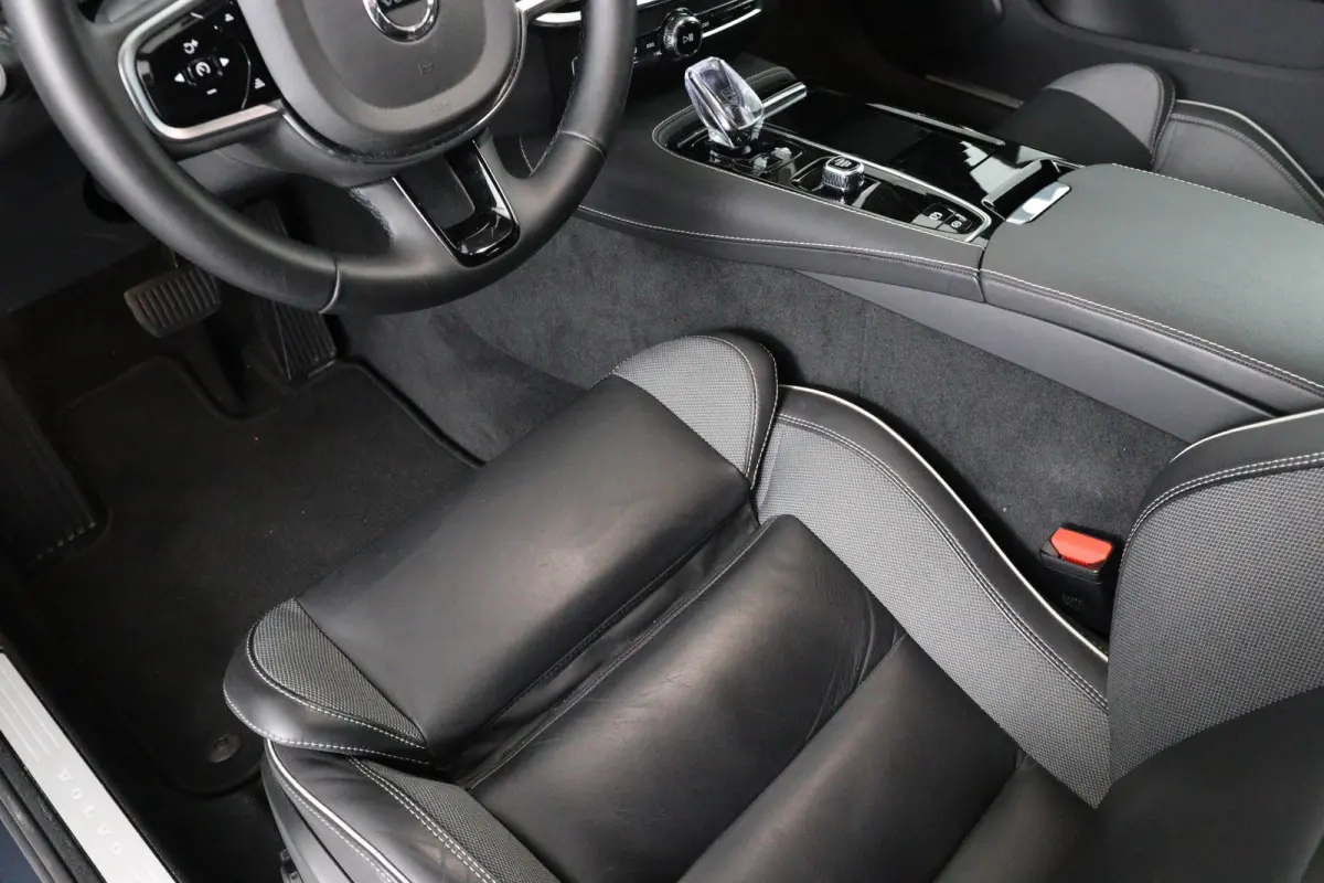 2.0 T6 Plug-in hybrid AWD Plus Dark | Trekhaak Elektr | SOH 99% | Voorstoelen elektr. | Harman en Kardon | Leder | Camera | Adaptive Cruise | Stoel-/Stuurverwarming | Elektr Achterklep