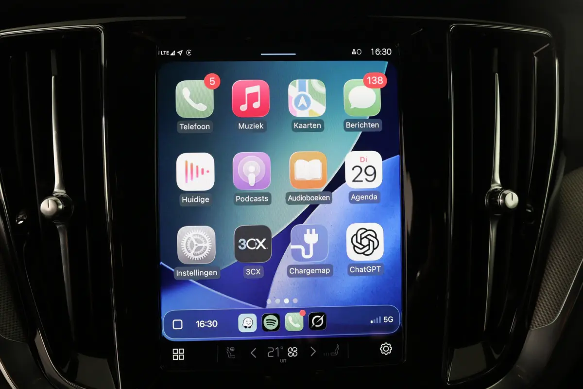 2.0 T6 Plug-in hybrid AWD Plus Dark | Trekhaak Elektr | SOH 99% | Voorstoelen elektr. | Harman en Kardon | Leder | Camera | Adaptive Cruise | Stoel-/Stuurverwarming | Elektr Achterklep