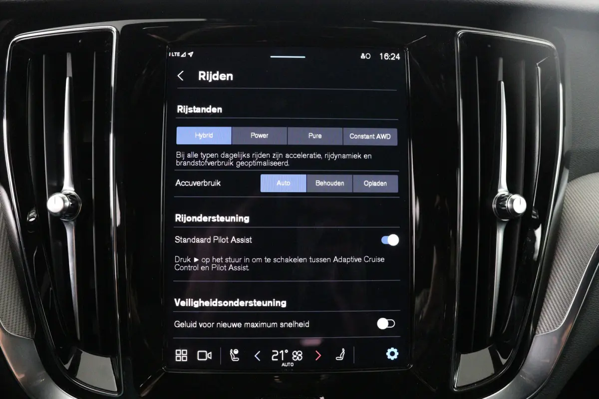 2.0 T6 Plug-in hybrid AWD Plus Dark | Trekhaak Elektr | SOH 99% | Voorstoelen elektr. | Harman en Kardon | Leder | Camera | Adaptive Cruise | Stoel-/Stuurverwarming | Elektr Achterklep