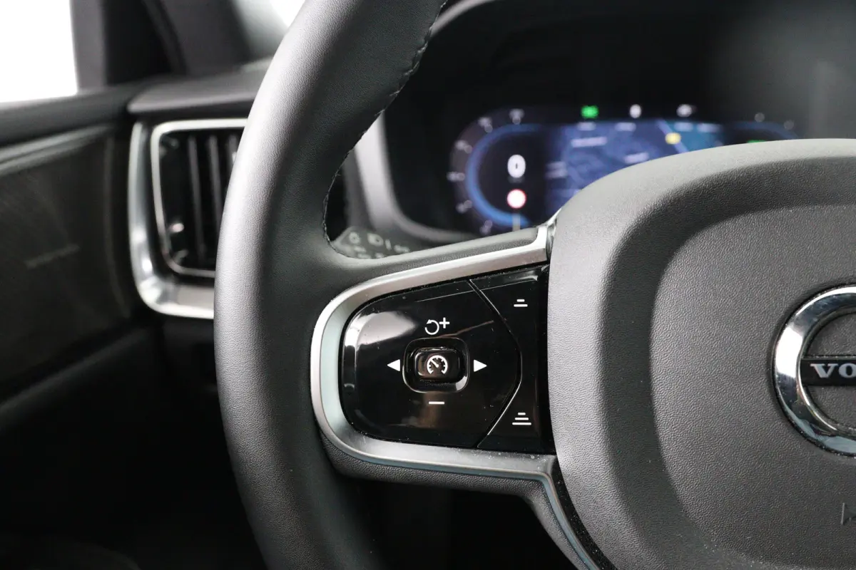 2.0 T6 Plug-in hybrid AWD Plus Dark | Trekhaak Elektr | SOH 99% | Voorstoelen elektr. | Harman en Kardon | Leder | Camera | Adaptive Cruise | Stoel-/Stuurverwarming | Elektr Achterklep