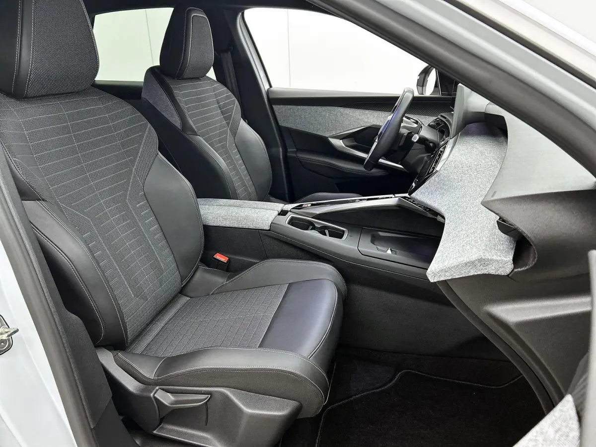 Allure 210pk 73 kWh Automaat | 3 FASE | Navigatie | Camera | Climate Control | Cruise Control | 19"LMV | Apple Carplay/Android Auto |