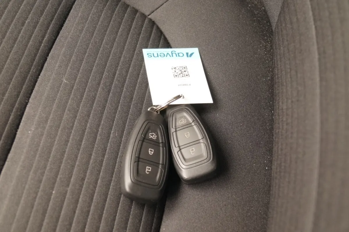 2.5 PHEV Titanium -NAVI-CAM-TREKHAAK-NAVI-