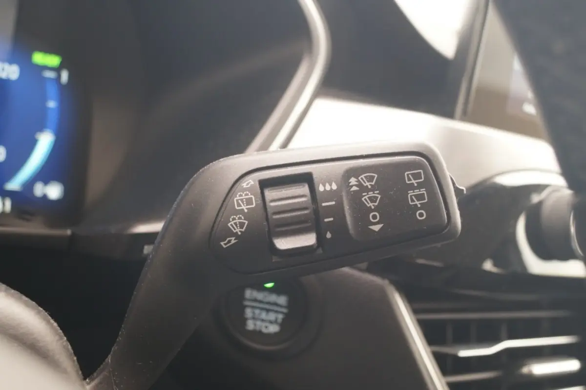 2.5 PHEV Titanium -NAVI-CAM-TREKHAAK-NAVI-