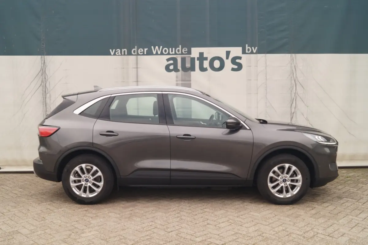 2.5 PHEV Titanium -NAVI-CAM-TREKHAAK-NAVI-