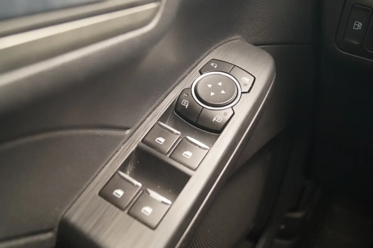 2.5 PHEV Titanium -NAVI-CAM-TREKHAAK-NAVI-