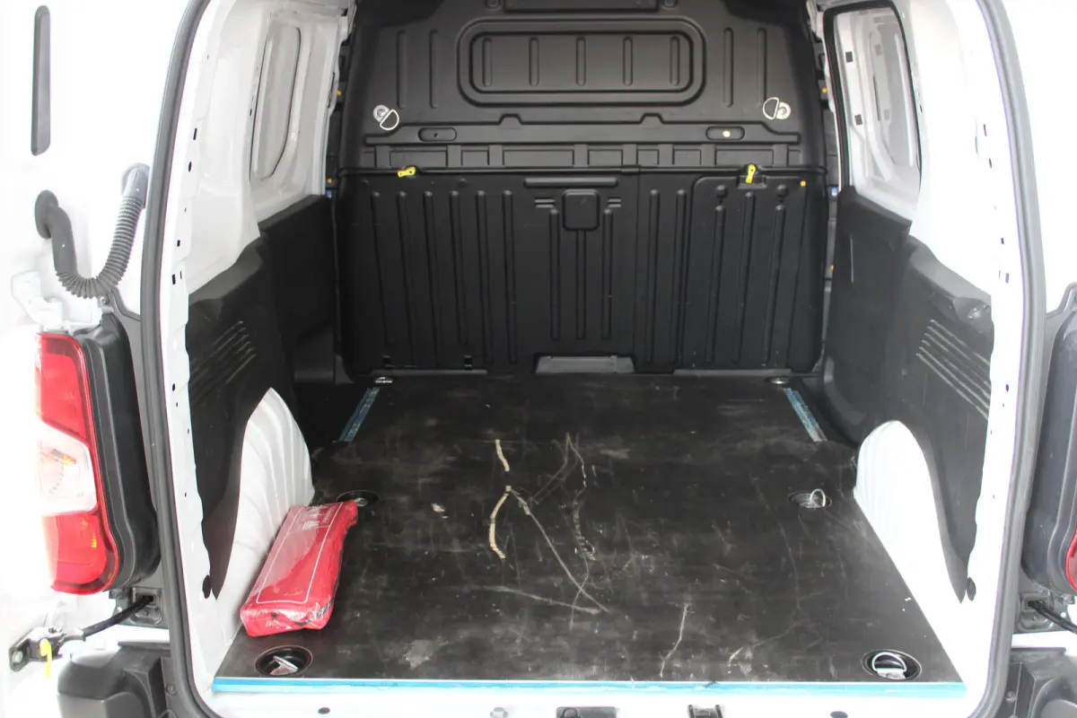 1.5D 100pk L1 650kg | Navigatie | Draadloos telefoon opladen | Achteruitrijcamera | Dode-hoekdetectie |