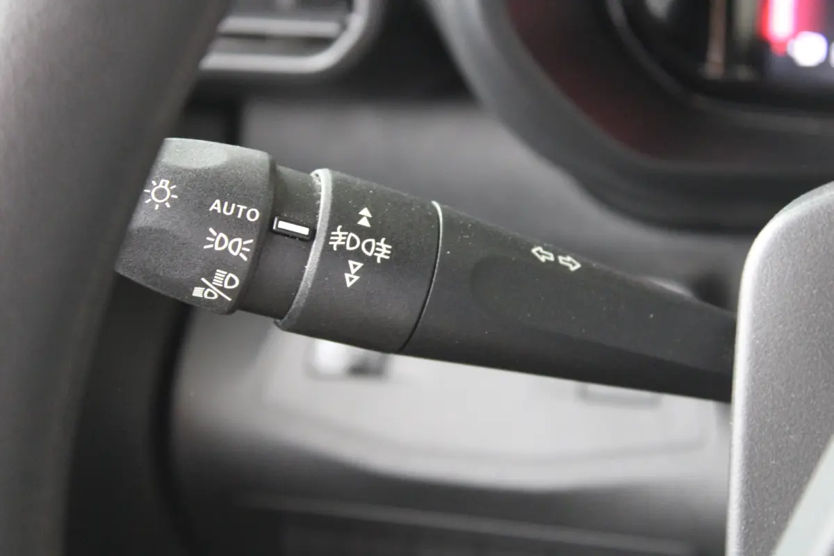 1.5D 100pk L1 650kg | Navigatie | Draadloos telefoon opladen | Achteruitrijcamera | Dode-hoekdetectie |