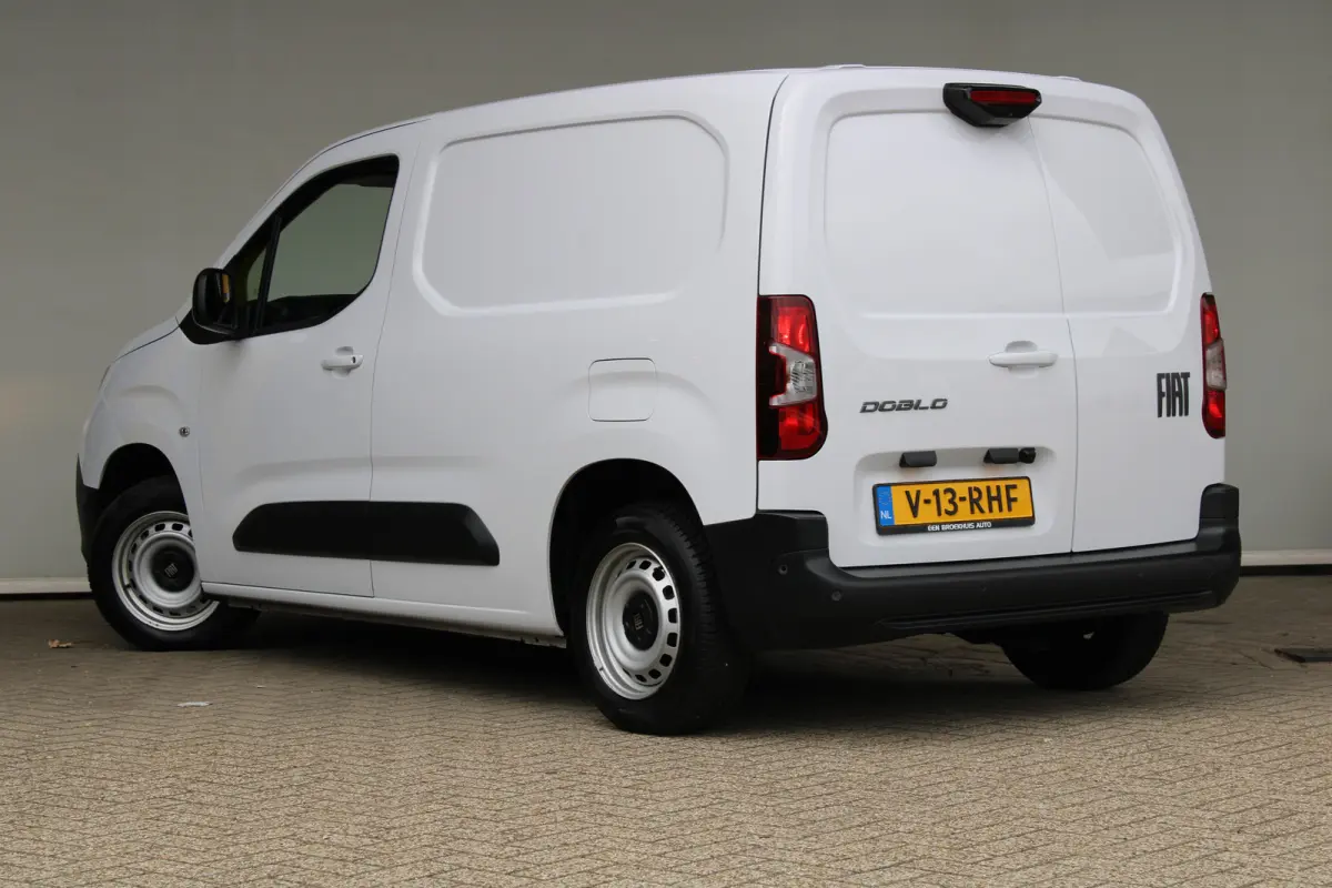 1.5D 100pk L1 650kg | Navigatie | Draadloos telefoon opladen | Achteruitrijcamera | Dode-hoekdetectie |
