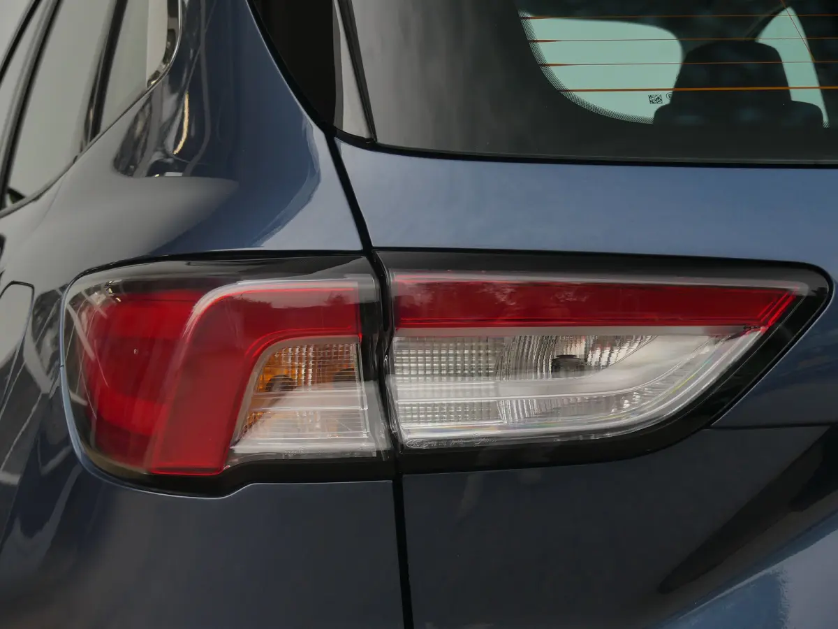 2.5 PHEV Titanium | TREKHAAK | STUUR+STOEL+VOORRUITVERWARMING | CAMERA | PARKEERSENSOREN V+A | NAVI | LMV 18" | APPLE CARPLAY / ANDROID AUTO |