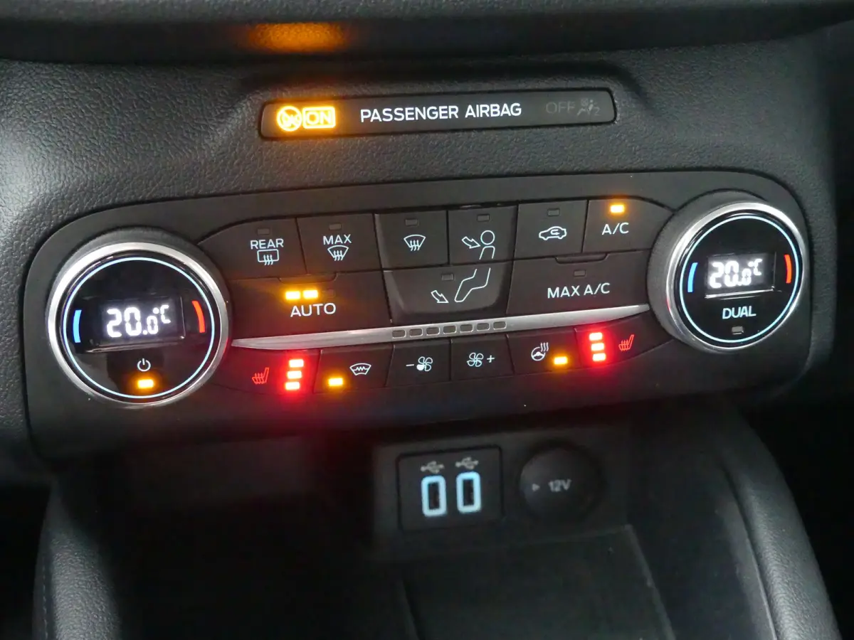 2.5 PHEV Titanium | TREKHAAK | STUUR+STOEL+VOORRUITVERWARMING | CAMERA | PARKEERSENSOREN V+A | NAVI | LMV 18" | APPLE CARPLAY / ANDROID AUTO |