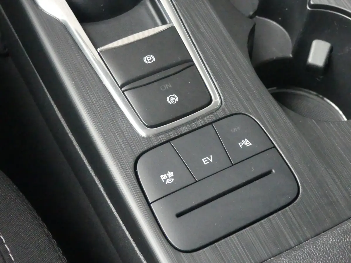 2.5 PHEV Titanium | TREKHAAK | STUUR+STOEL+VOORRUITVERWARMING | CAMERA | PARKEERSENSOREN V+A | NAVI | LMV 18" | APPLE CARPLAY / ANDROID AUTO |