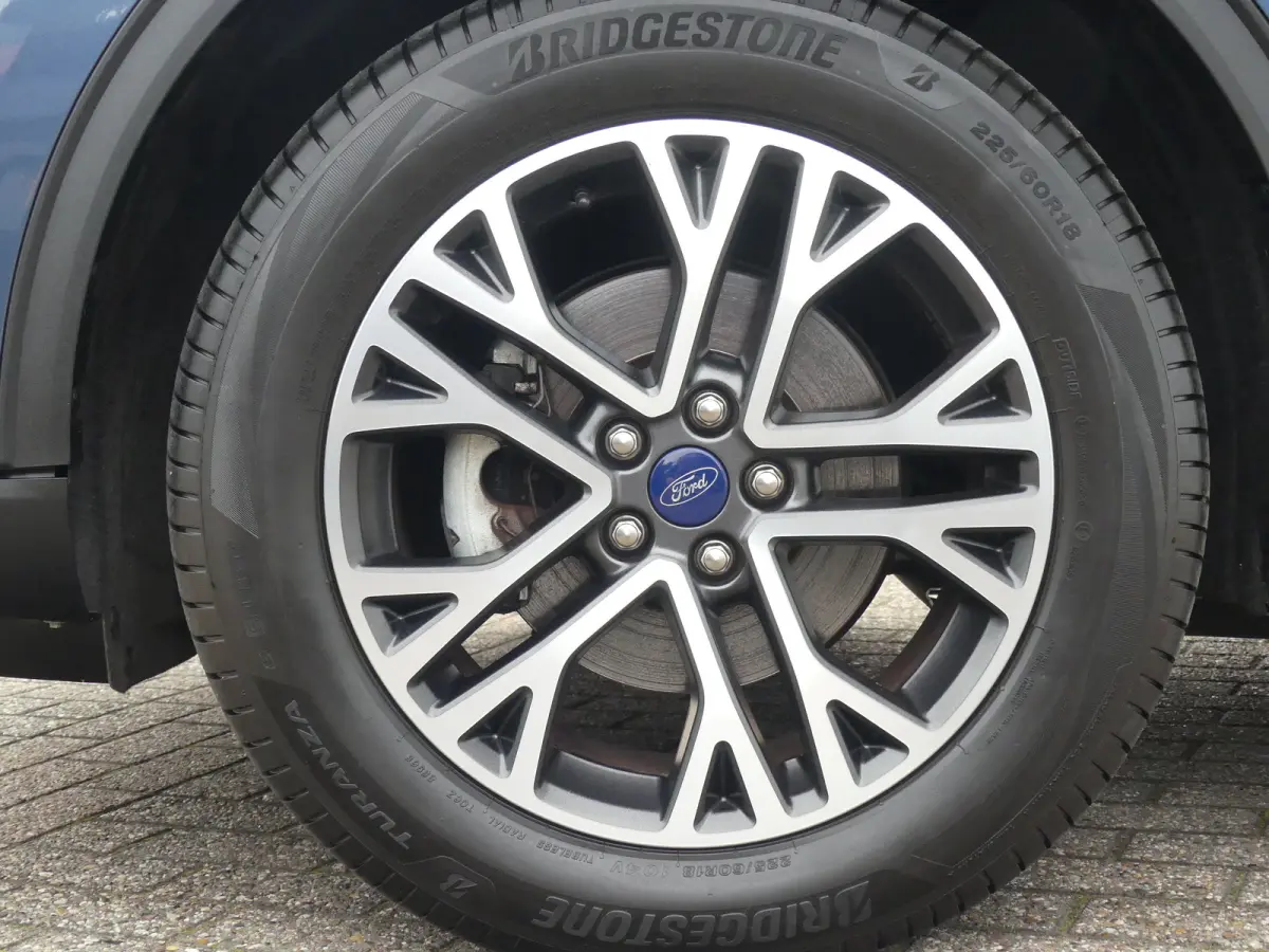 2.5 PHEV Titanium | TREKHAAK | STUUR+STOEL+VOORRUITVERWARMING | CAMERA | PARKEERSENSOREN V+A | NAVI | LMV 18" | APPLE CARPLAY / ANDROID AUTO |