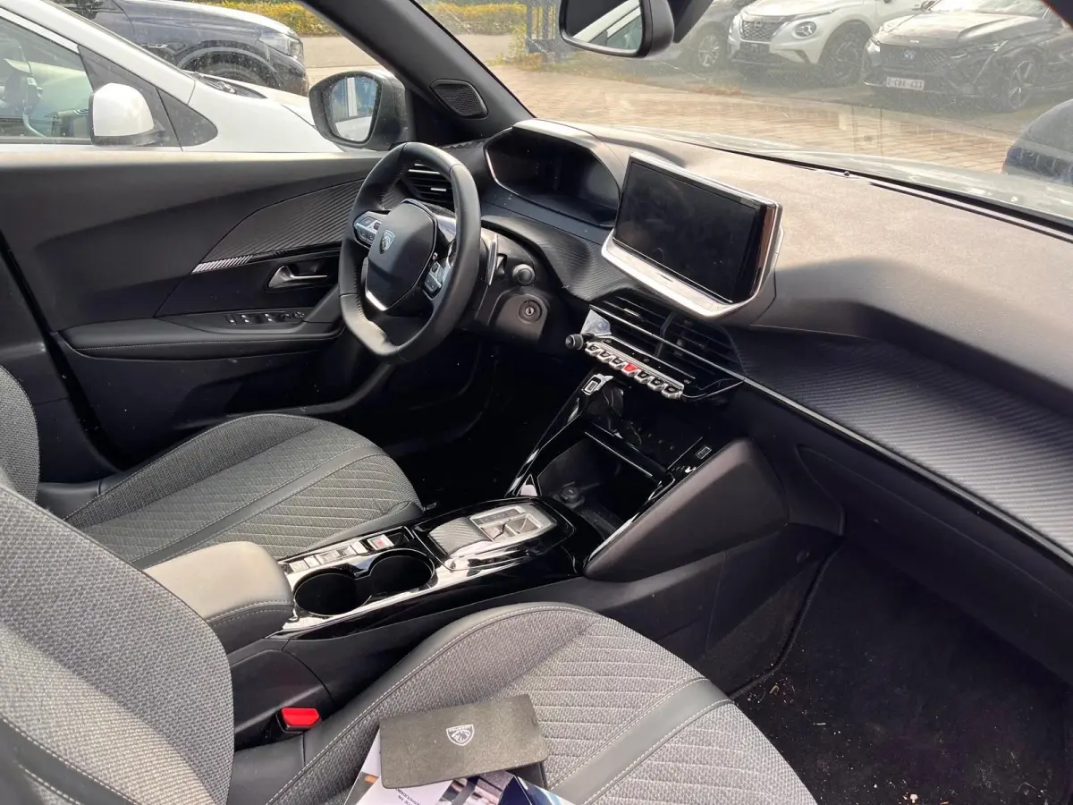 1.2 PureTech 130 Allure Leder/Stof | Digitaal Dashboard | Parkeersensoren Voor + Achter | Carplay | Climate | Cruise | 17" Lichtmetaal | Airco (automatisch) | Apple Carplay/Android Auto|tele