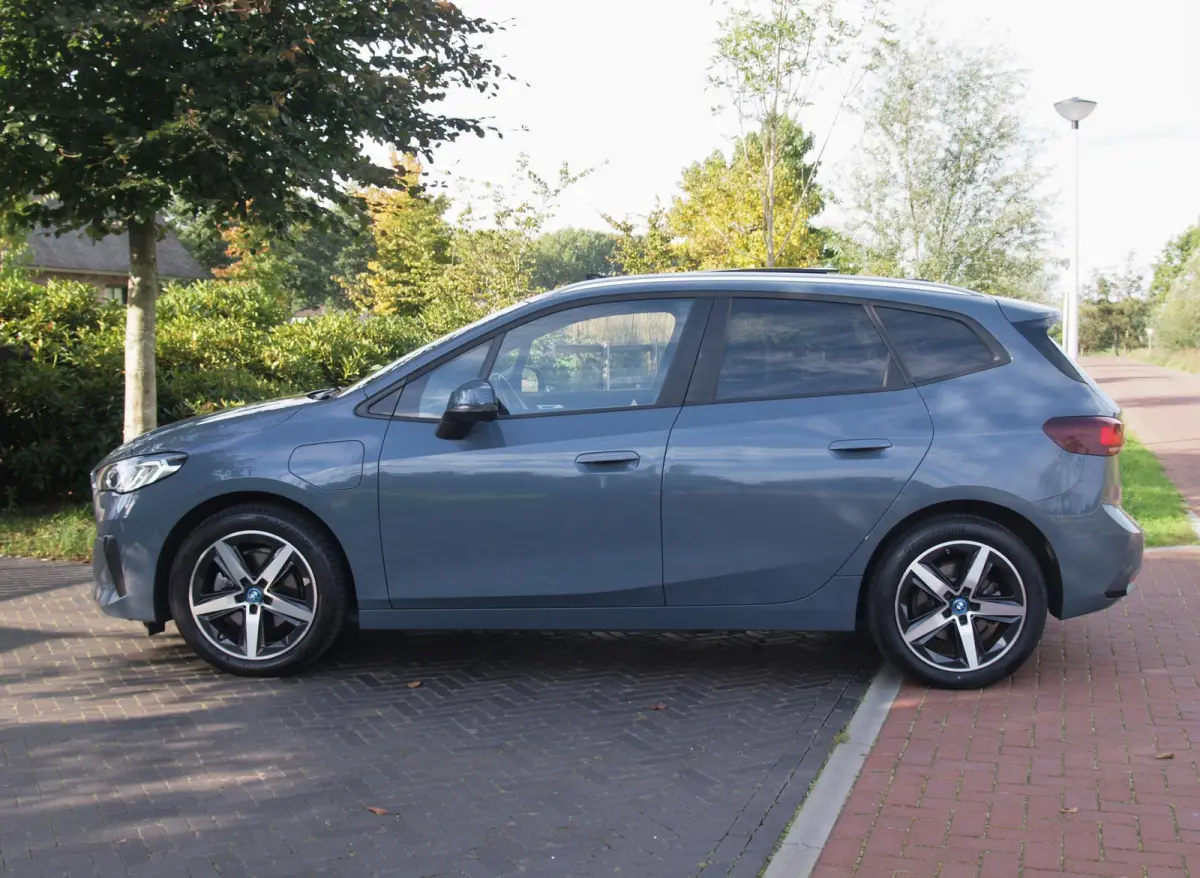 225e xDrive | Panoramadak | Harman Kardon | Camera| Sfeerverlichting | NL-Auto |