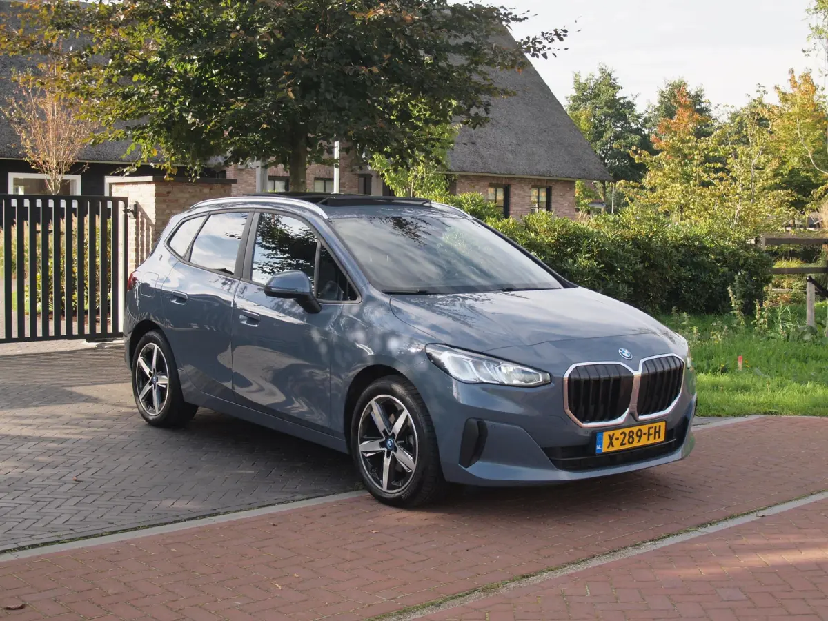 225e xDrive | Panoramadak | Harman Kardon | Camera| Sfeerverlichting | NL-Auto |