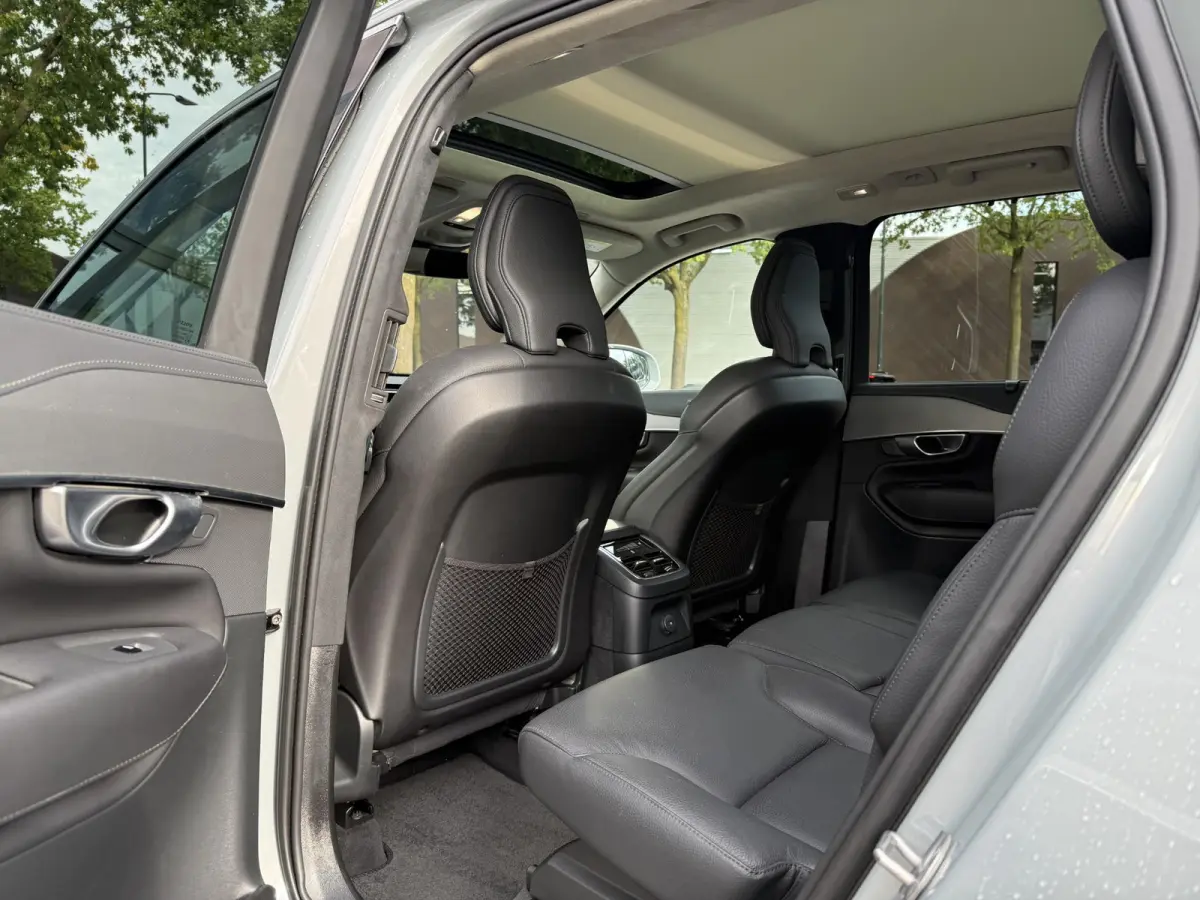 Volvo XC90 T8 Plug-in Hybrid ULTIMATE Bright VAN:54.900,- VOOR: 52.877,- UW HERFSTVOORDEEL:2.023,-| SOH 100%| 7 PERSOONS| HARMAN KARDON| 360 CAMERA| ELEK. TREKHAAK|  PANO| ACHTERBANK VERWARM