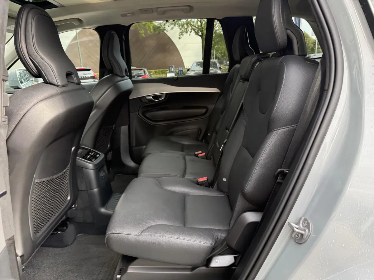 Volvo XC90 T8 Plug-in Hybrid ULTIMATE Bright VAN:54.900,- VOOR: 52.877,- UW HERFSTVOORDEEL:2.023,-| SOH 100%| 7 PERSOONS| HARMAN KARDON| 360 CAMERA| ELEK. TREKHAAK|  PANO| ACHTERBANK VERWARM