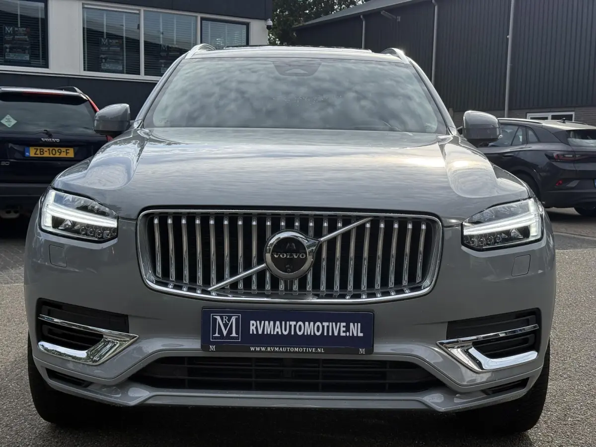 Volvo XC90 T8 Plug-in Hybrid ULTIMATE Bright VAN:54.900,- VOOR: 52.877,- UW HERFSTVOORDEEL:2.023,-| SOH 100%| 7 PERSOONS| HARMAN KARDON| 360 CAMERA| ELEK. TREKHAAK|  PANO| ACHTERBANK VERWARM