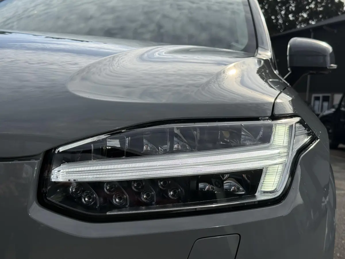 Volvo XC90 T8 Plug-in Hybrid ULTIMATE Bright VAN:54.900,- VOOR: 52.877,- UW HERFSTVOORDEEL:2.023,-| SOH 100%| 7 PERSOONS| HARMAN KARDON| 360 CAMERA| ELEK. TREKHAAK|  PANO| ACHTERBANK VERWARM