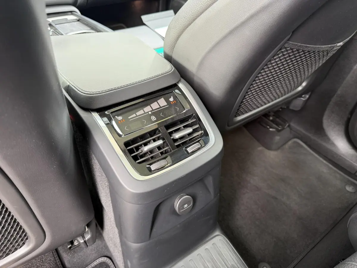 Volvo XC90 T8 Plug-in Hybrid ULTIMATE Bright VAN:54.900,- VOOR: 52.877,- UW HERFSTVOORDEEL:2.023,-| SOH 100%| 7 PERSOONS| HARMAN KARDON| 360 CAMERA| ELEK. TREKHAAK|  PANO| ACHTERBANK VERWARM