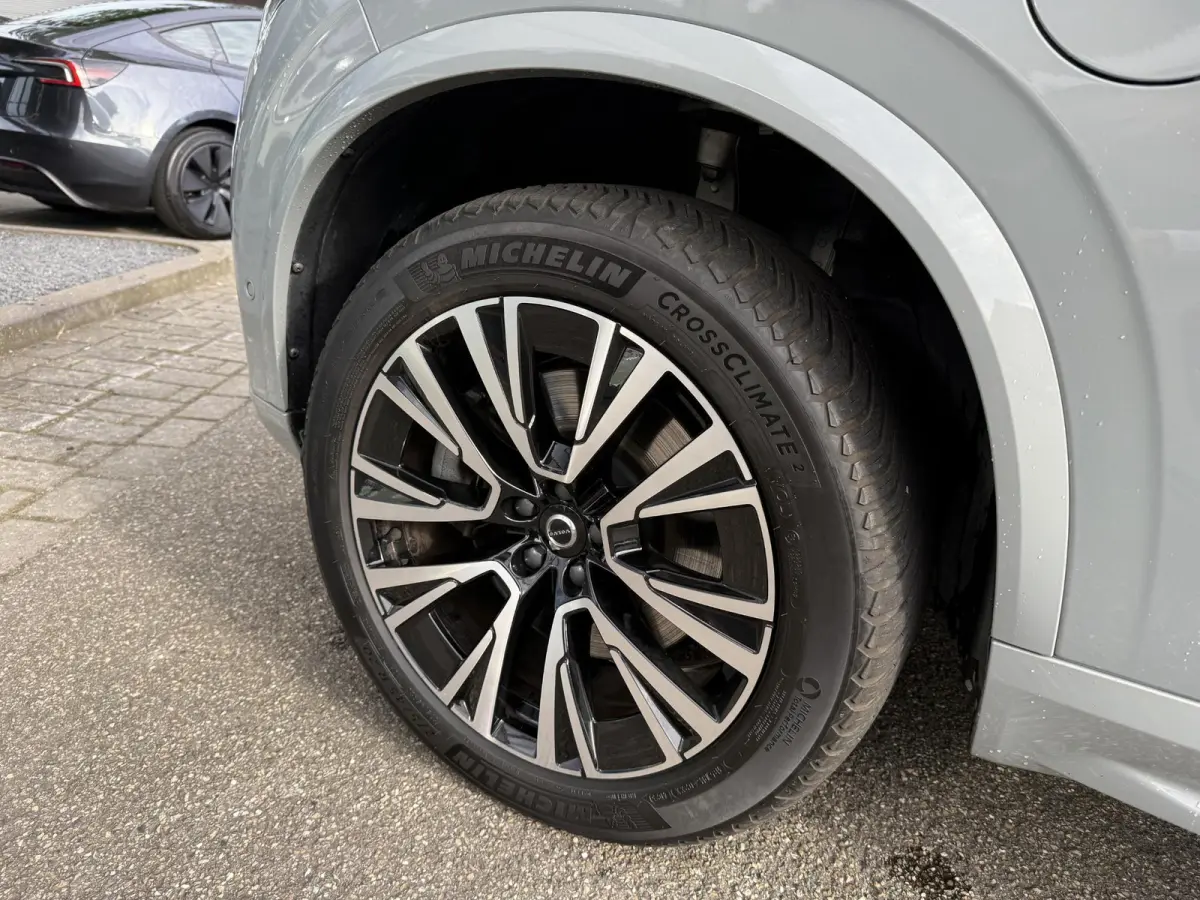 Volvo XC90 T8 Plug-in Hybrid ULTIMATE Bright VAN:54.900,- VOOR: 52.877,- UW HERFSTVOORDEEL:2.023,-| SOH 100%| 7 PERSOONS| HARMAN KARDON| 360 CAMERA| ELEK. TREKHAAK|  PANO| ACHTERBANK VERWARM