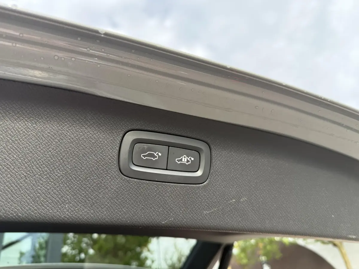 Volvo XC90 T8 Plug-in Hybrid ULTIMATE Bright VAN:54.900,- VOOR: 52.877,- UW HERFSTVOORDEEL:2.023,-| SOH 100%| 7 PERSOONS| HARMAN KARDON| 360 CAMERA| ELEK. TREKHAAK|  PANO| ACHTERBANK VERWARM