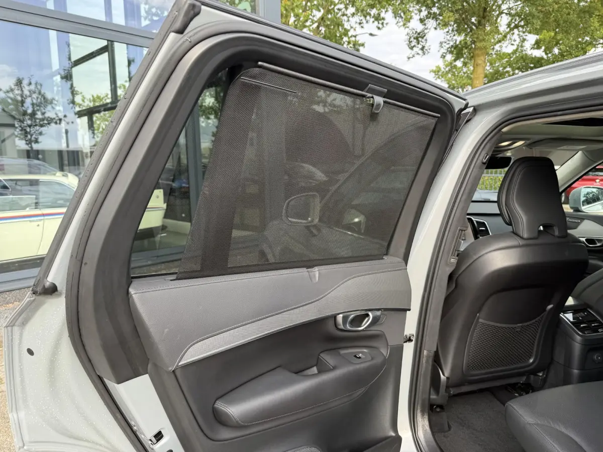 Volvo XC90 T8 Plug-in Hybrid ULTIMATE Bright VAN:54.900,- VOOR: 52.877,- UW HERFSTVOORDEEL:2.023,-| SOH 100%| 7 PERSOONS| HARMAN KARDON| 360 CAMERA| ELEK. TREKHAAK|  PANO| ACHTERBANK VERWARM