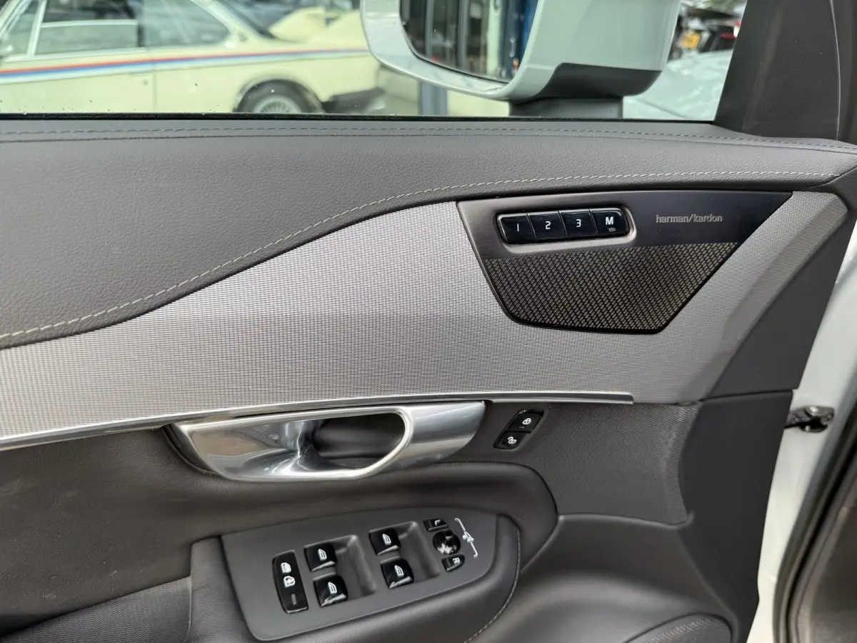 Volvo XC90 T8 Plug-in Hybrid ULTIMATE Bright VAN:54.900,- VOOR: 52.877,- UW HERFSTVOORDEEL:2.023,-| SOH 100%| 7 PERSOONS| HARMAN KARDON| 360 CAMERA| ELEK. TREKHAAK|  PANO| ACHTERBANK VERWARM