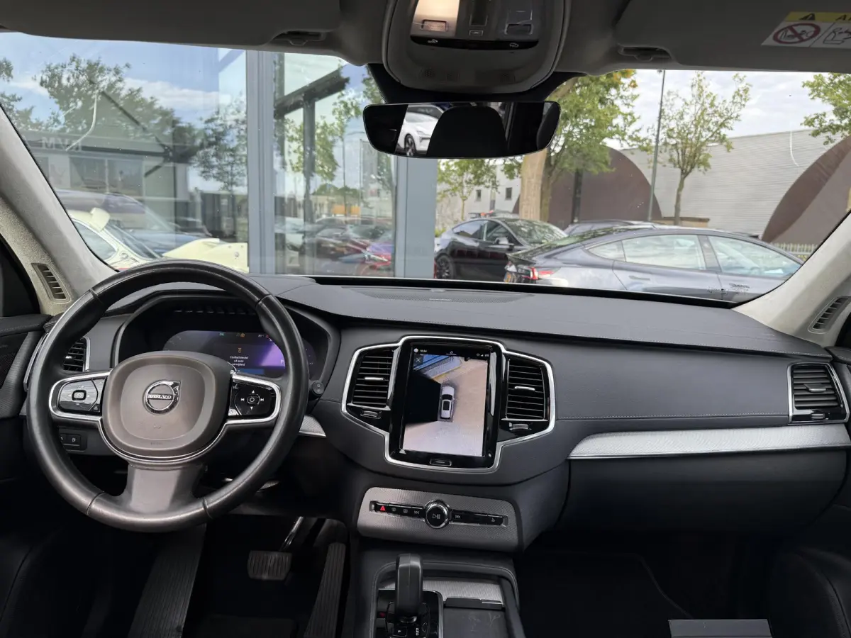 Volvo XC90 T8 Plug-in Hybrid ULTIMATE Bright VAN:54.900,- VOOR: 52.877,- UW HERFSTVOORDEEL:2.023,-| SOH 100%| 7 PERSOONS| HARMAN KARDON| 360 CAMERA| ELEK. TREKHAAK|  PANO| ACHTERBANK VERWARM
