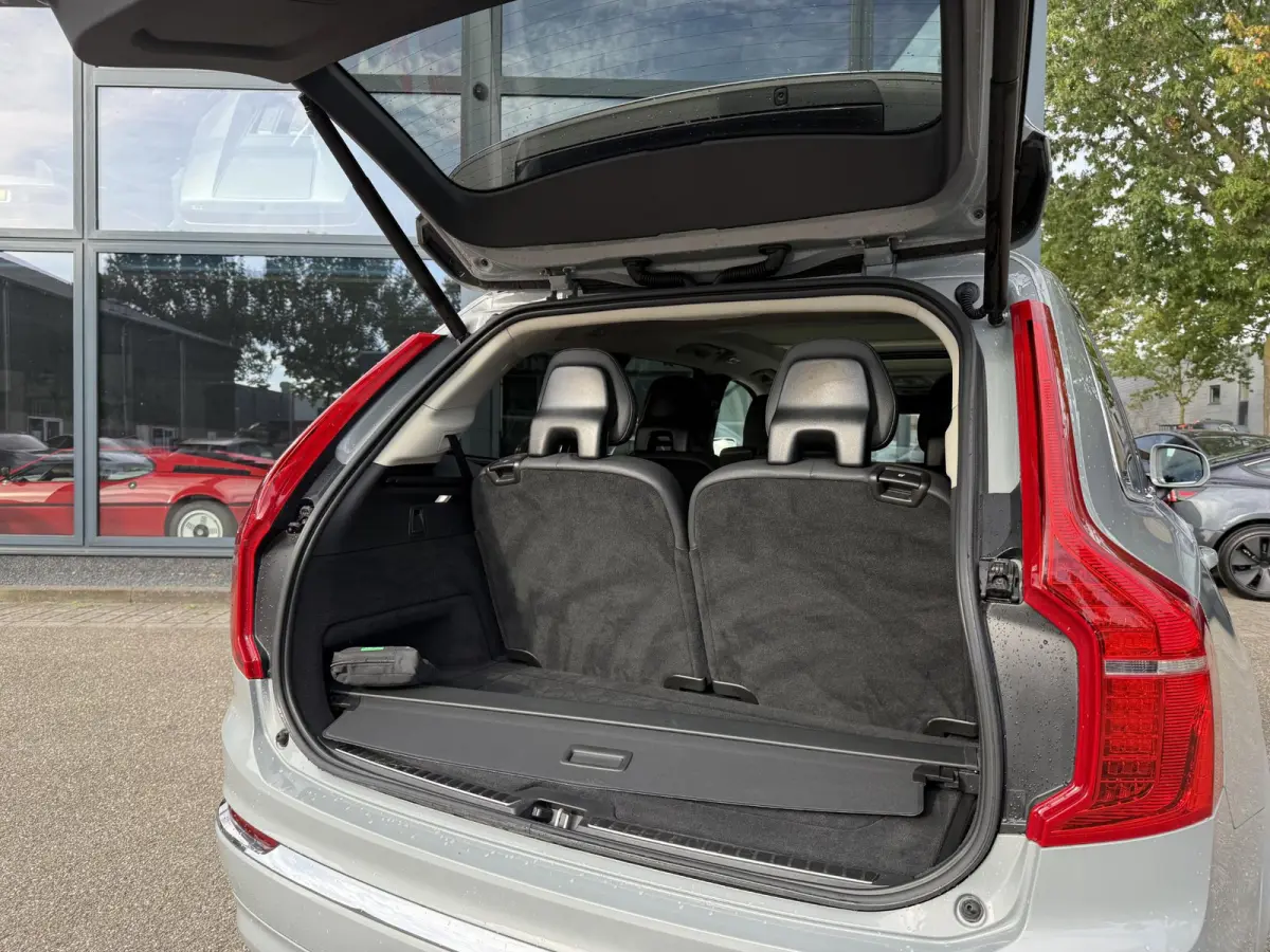 Volvo XC90 T8 Plug-in Hybrid ULTIMATE Bright VAN:54.900,- VOOR: 52.877,- UW HERFSTVOORDEEL:2.023,-| SOH 100%| 7 PERSOONS| HARMAN KARDON| 360 CAMERA| ELEK. TREKHAAK|  PANO| ACHTERBANK VERWARM