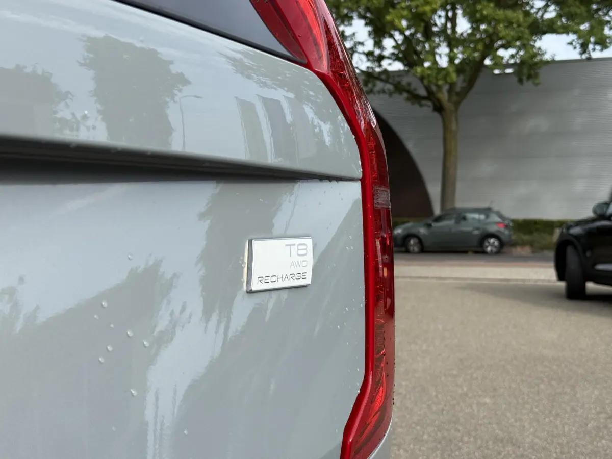 Volvo XC90 T8 Plug-in Hybrid ULTIMATE Bright VAN:54.900,- VOOR: 52.877,- UW HERFSTVOORDEEL:2.023,-| SOH 100%| 7 PERSOONS| HARMAN KARDON| 360 CAMERA| ELEK. TREKHAAK|  PANO| ACHTERBANK VERWARM