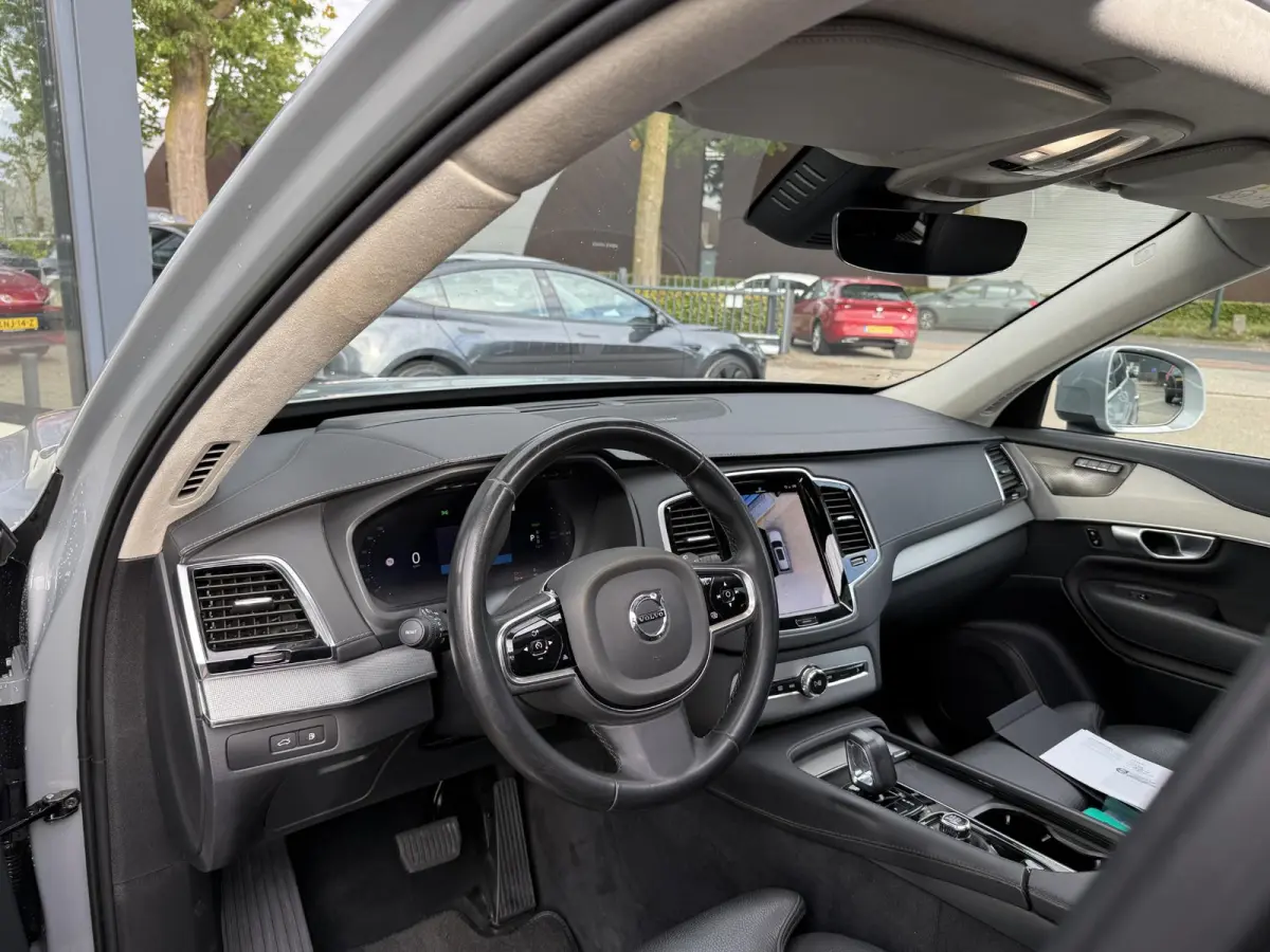Volvo XC90 T8 Plug-in Hybrid ULTIMATE Bright VAN:54.900,- VOOR: 52.877,- UW HERFSTVOORDEEL:2.023,-| SOH 100%| 7 PERSOONS| HARMAN KARDON| 360 CAMERA| ELEK. TREKHAAK|  PANO| ACHTERBANK VERWARM
